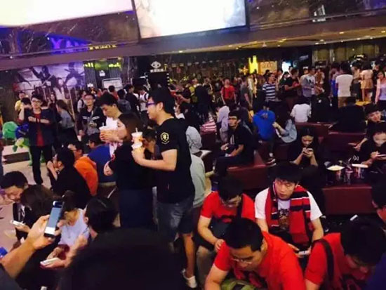 《魔兽》首映嗨翻夜昆明