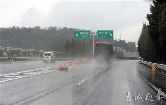8天50余起事故 老司机走云南最宽高速也得看攻略