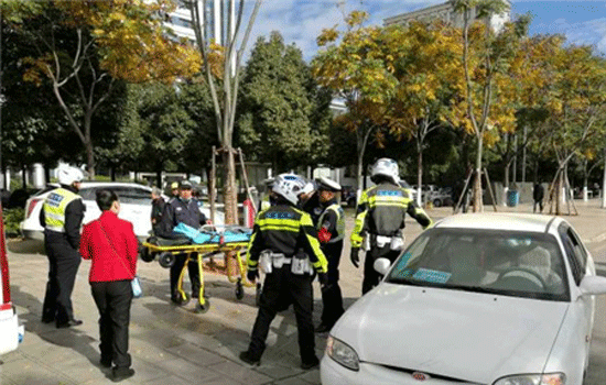 孕妇临盆 春城骑警4分钟送到医院 孕妇临盆 春城骑警4分钟送到医院