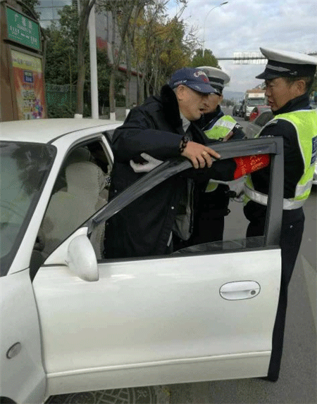 孕妇临盆 春城骑警4分钟送到医院 孕妇临盆 春城骑警4分钟送到医院