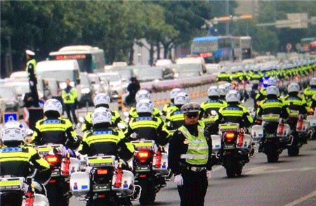 孕妇临盆 春城骑警4分钟送到医院 孕妇临盆 春城骑警4分钟送到医院