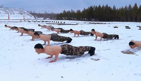 超燃！冰雪洗身原木冲刺 -18℃训练场上这些武警招式帅爆了
