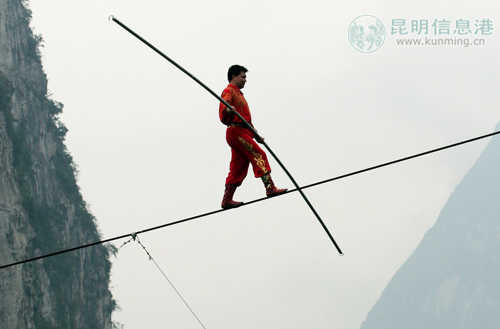 阿迪力不系任何保险绳,表演惊心动魄的高空走钢丝绝技.记者张玉杰/摄