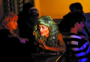 小林在酒吧内与朋友交谈。今年20岁的小林在单亲家庭中长大，如今他有女友，但是仍在“男同”圈子里。他希望30岁前回农村老家结婚生子。