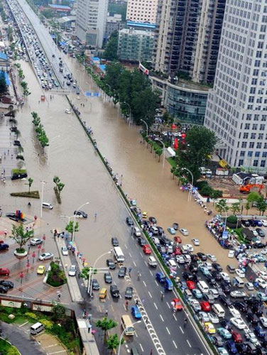 十天三轮强降雨袭鄂武汉城区积水交通几近瘫痪