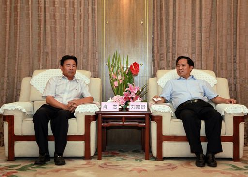 国家海洋局党组书记、局长刘赐贵(右)与海南省三沙市委书记、市长肖杰亲切交谈。图片来源:国家海洋局网站 国家海洋局党组书记、局长刘赐贵(右)与海南省三沙市委书记、市长肖杰亲切交谈。图片来源:国家海洋局网站