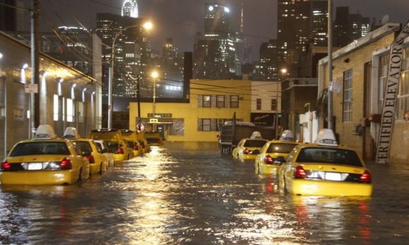 飓风桑迪来袭，美国纽约皇后区一处街道被水淹没