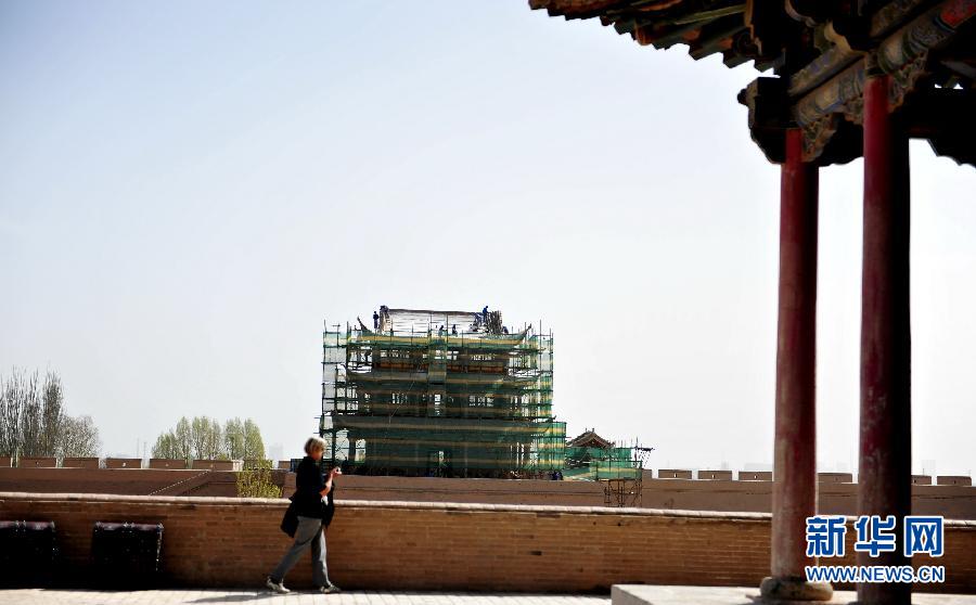 游客在嘉峪关城楼游览