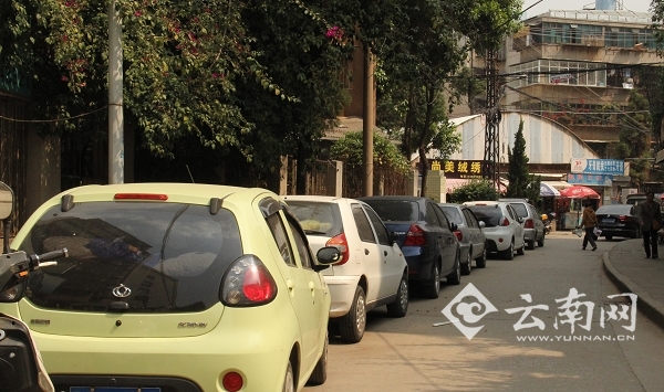 昆明停车收费新规实施一年 收费上涨难解交通