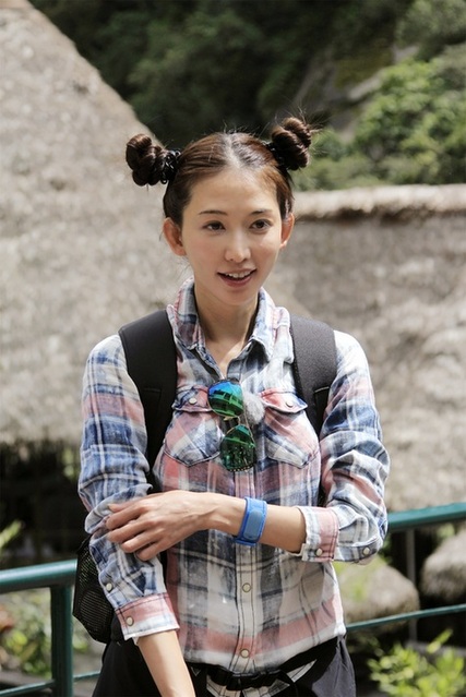 花样姐姐42岁林志玲扎哪吒头显俏皮