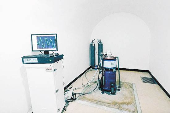 仪器躲在大山深处。 仪器躲在大山深处。