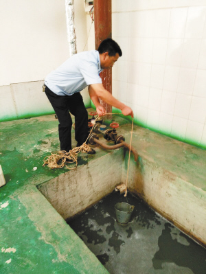 昭宗片区5家单位将未处理污水排入沟渠 杂草丛中暗藏排污口 昭宗片区5家单位将未处理污水排入沟渠 杂草丛中暗藏排污口