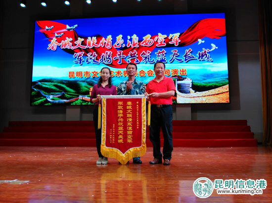 昆明市文联举办'文化进军营'活动 与官兵同庆'八一节' 昆明市文联举办'文化进军营'活动 与官兵同庆'八一节'