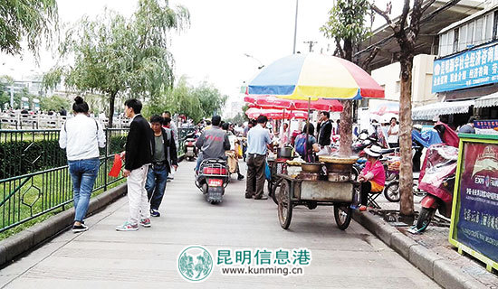昆明官南大道单车道成“人才市场” 人行道摆小吃摊