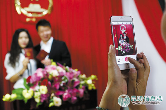 五华便民服务中心七夕登记结婚的新人 首席记者张玉杰/摄 