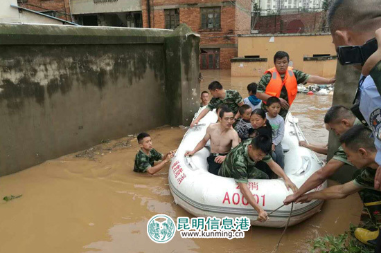 暴雨突袭昆明一小区被淹20余人被困 官渡辅警涉险救人