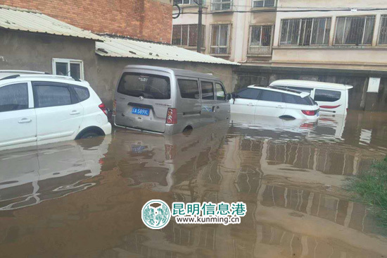 暴雨突袭昆明一小区被淹20余人被困 官渡辅警涉险救人