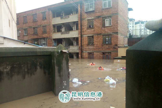 暴雨突袭昆明一小区被淹20余人被困 官渡辅警涉险救人