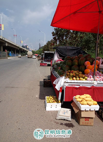 官渡区虹桥立交桥水果摊占用机动车道 公交车难进站 官渡区虹桥立交桥水果摊占用机动车道 公交车难进站