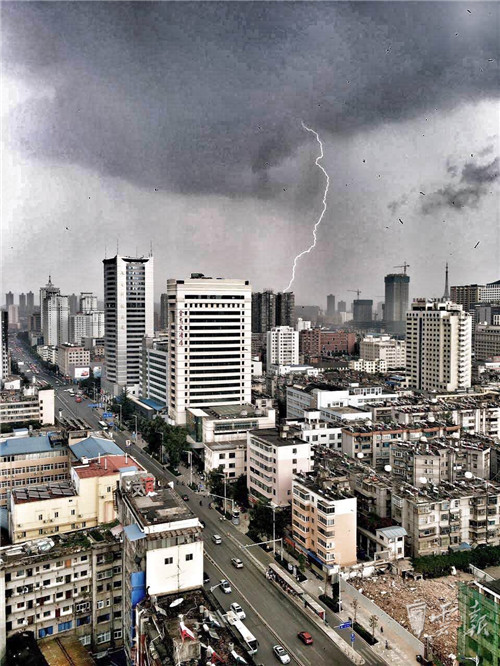 又是雷雨又是冰雹！昆明的天真是说变就变