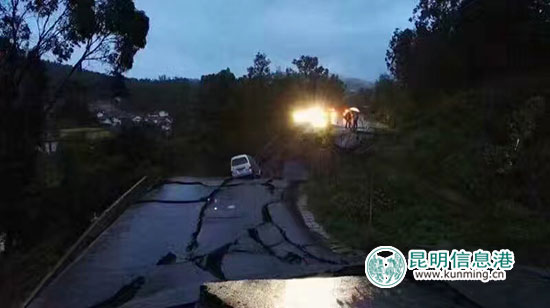 连续强降雨致楚雄多条道路中断 最大堰塞湖面积约7000亩