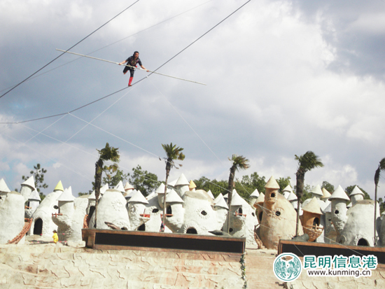 看高空走钢丝与数十万只蝴蝶互动 昆明小人国陪你过花样国庆