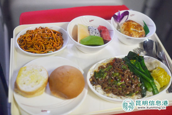 159位旅客初次体验昆航特色航线 万米高空感受别样旅程