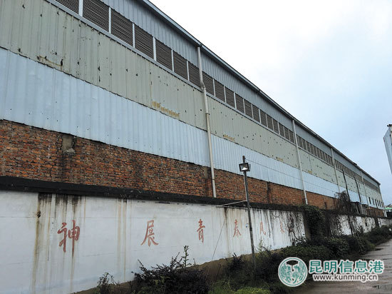 从外面看宿舍仅有一二层用砖砌成