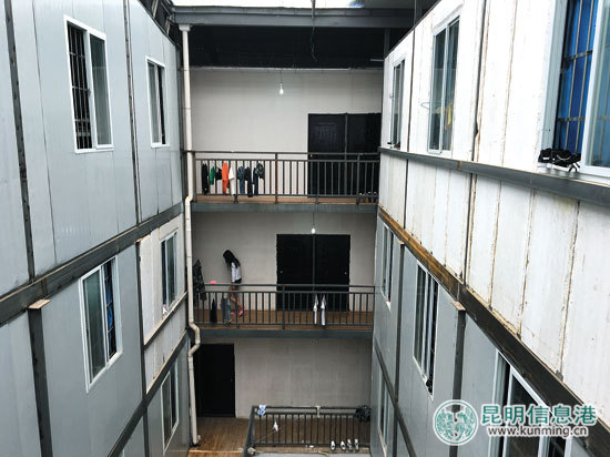 多栋筒子楼建在同一个室内场地 记者汪雨春/摄