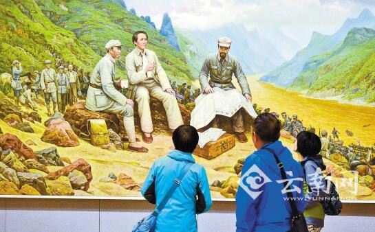 观众在《巧渡金沙江》大型油画作品前驻足观赏。