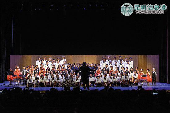 明通小学合唱团与维也纳童声合唱团同台演绎 供图 明通小学合唱团与维也纳童声合唱团同台演绎 供图