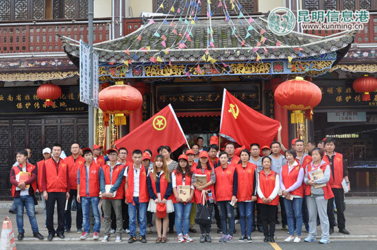 参观人员在昆明官渡非物质文化遗产传承基地前合影留恋。