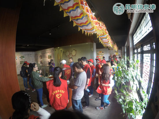 细心倾听讲解，感受非物质文化遗产的精彩魅力。