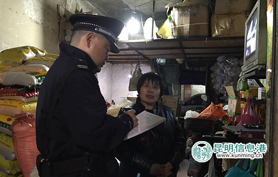 盘龙警方夜间清查辖区流动人口和出租屋