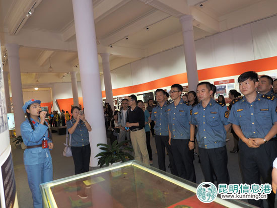 云南路政总队参观纪念红军长征胜利80周年图片展