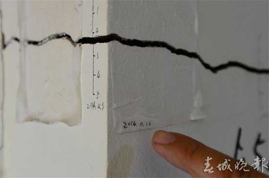 废纸填裂缝胶带粘瓷砖 昆明董家湾多处房屋墙体开裂
