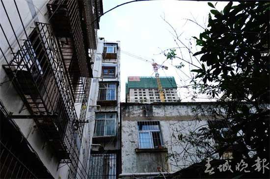 废纸填裂缝胶带粘瓷砖 昆明董家湾多处房屋墙体开裂