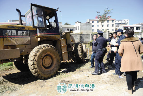法院用挖机腾土地 老赖亲友石头打砸被拘15天 法院用挖机腾土地 老赖亲友石头打砸被拘15天