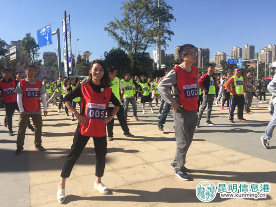 恒丰银行昆明分行六周年庆 200多员工参与300米高楼垂直跑