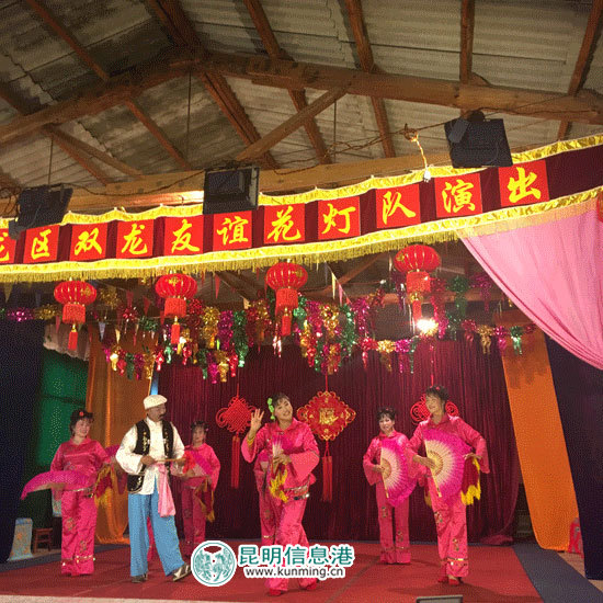 盘龙区双龙友谊花灯队六旬老人“舞”进社区 “演”出青春活力