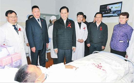 陈豪出席“世界艾滋病日”活动时强调 奋力夺取防艾工作新胜利