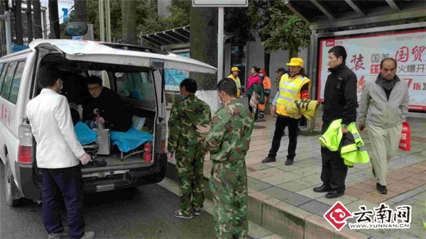 寒冷清晨女子途中突然晕厥 巡逻交警暖心相救