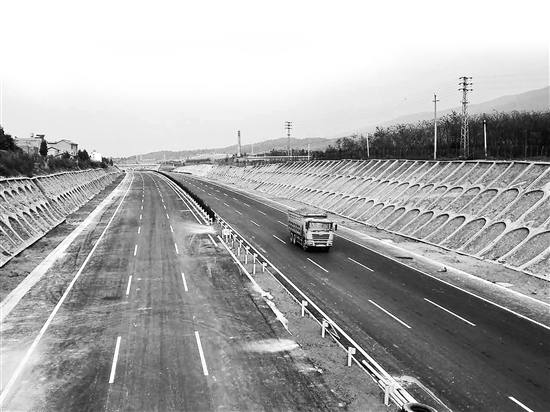 新曲陆高速预计月底通车 曲靖到陆良只要半小时