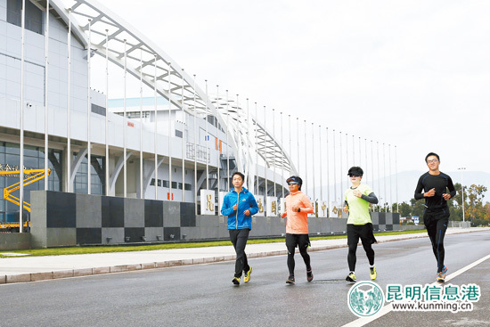 2016上合昆马17日鸣枪起跑 42公里最美赛道奔来眼底