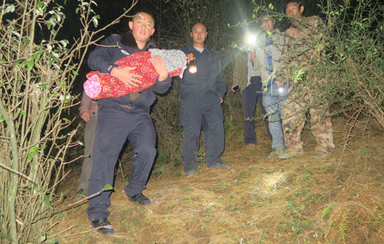 狠心父母将亲生婴儿遗弃荒野 会泽警方及时救助