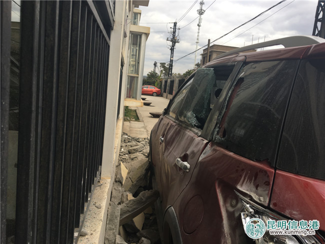 飞来横祸 小区楼房外墙掉石块砸中私家车 飞来横祸 小区楼房外墙掉石块砸中私家车