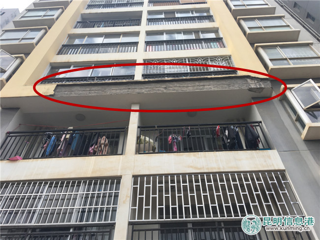 飞来横祸 小区楼房外墙掉石块砸中私家车 飞来横祸 小区楼房外墙掉石块砸中私家车