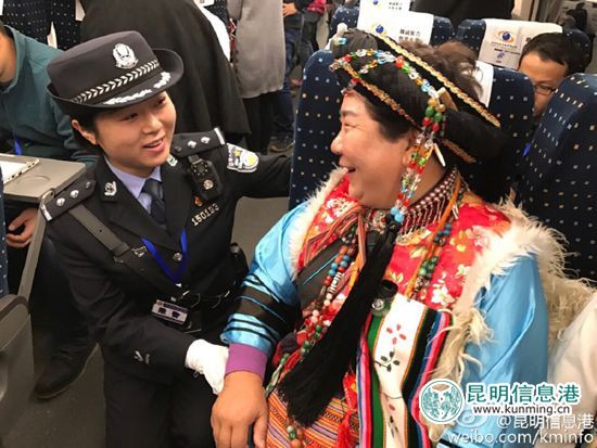 少数民族代表首次乘坐高铁 直言“很舒服”