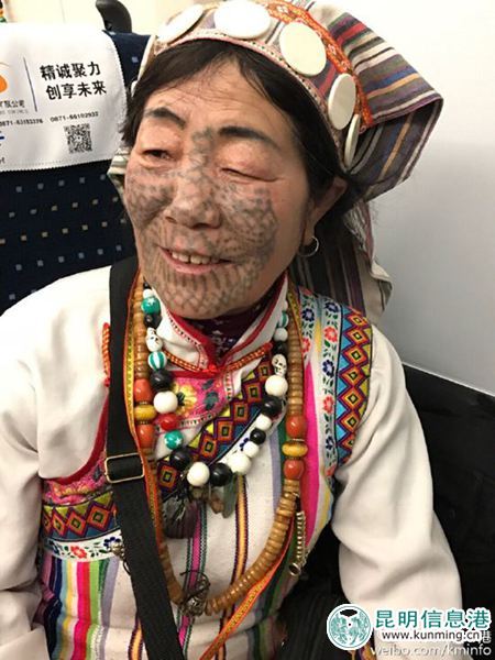 少数民族代表首次乘坐高铁 直言“很舒服”