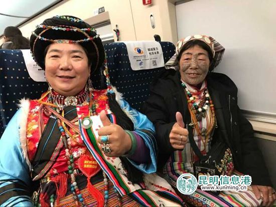 少数民族代表首次乘坐高铁 直言“很舒服”